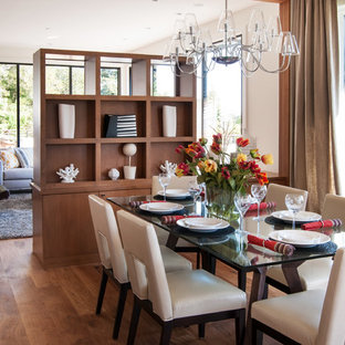 Diseño de comedor contemporáneo con paredes blancas y suelo de madera en tonos medios