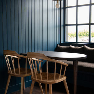 Ispirazione per un piccolo angolo colazione stile americano con pareti blu, parquet scuro, pavimento marrone e pareti in perlinato