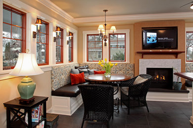 Exemple d'une salle à manger chic avec un mur beige et une cheminée standard.