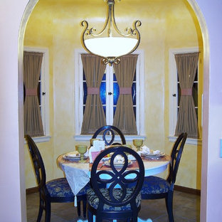 Immagine di una sala da pranzo mediterranea