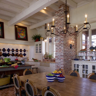Foto de comedor de cocina tropical, grande, con paredes beige y suelo de baldosas de terracota