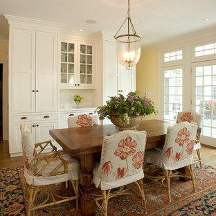 Idee per una sala da pranzo classica con pareti gialle
