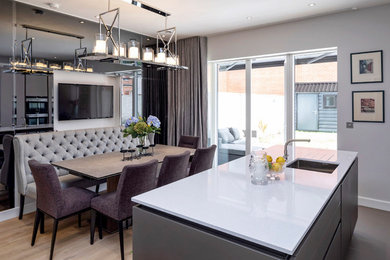 Стильный дизайн: кухня-столовая среднего размера в современном стиле с серыми стенами - последний тренд