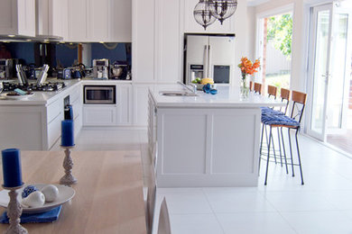 キャンベラにある高級な広いコンテンポラリースタイルのおしゃれなダイニングキッチン (白い壁、磁器タイルの床、暖炉なし) の写真