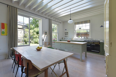 Foto de comedor de cocina de estilo americano grande con paredes blancas, suelo de madera clara y suelo beige