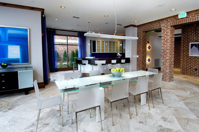 Offenes, Mittelgroßes Modernes Esszimmer mit Travertin, grauer Wandfarbe und buntem Boden in Atlanta
