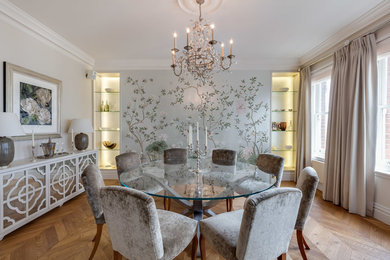 Inspiration for a shabby-chic style dining room.