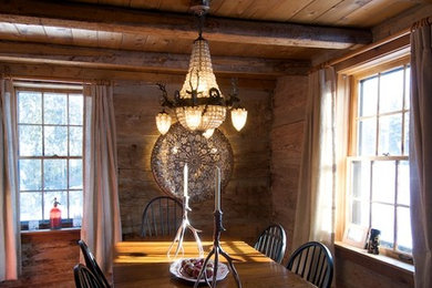 Diseño de comedor clásico grande cerrado con paredes marrones y suelo de madera en tonos medios