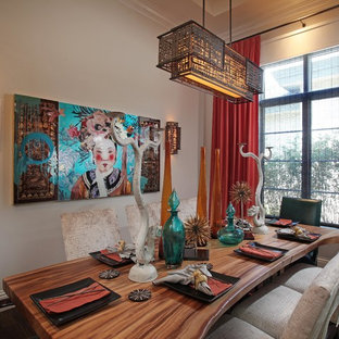 Mittelgroße Asiatische Wohnküche ohne Kamin mit beiger Wandfarbe, dunklem Holzboden und braunem Boden in Miami