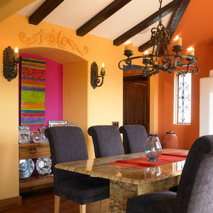Modelo de comedor de estilo americano con paredes amarillas