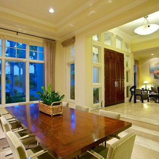 Idee per una grande sala da pranzo aperta verso il soggiorno classica con pareti beige, pavimento in gres porcellanato e nessun camino