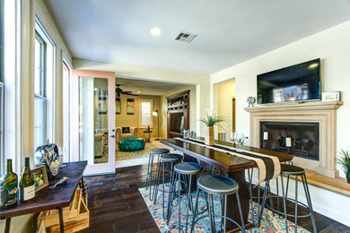 Große Klassische Wohnküche mit grüner Wandfarbe, dunklem Holzboden, Kamin, Kaminumrandung aus Stein und braunem Boden in Orange County