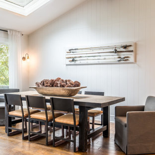 Esempio di una sala da pranzo classica con pareti bianche, pavimento in legno massello medio, pavimento marrone, soffitto a volta e pareti in perlinato