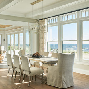 Diseño de comedor marinero con paredes grises, suelo de madera en tonos medios y suelo marrón