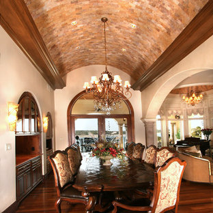 Immagine di una sala da pranzo mediterranea con pareti beige e parquet scuro