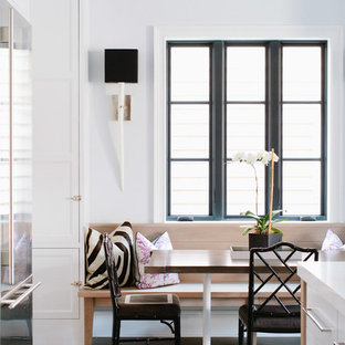 Esempio di una sala da pranzo aperta verso la cucina chic di medie dimensioni con pareti bianche, parquet chiaro e nessun camino
