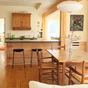 Foto de comedor de cocina minimalista con paredes beige y suelo de madera en tonos medios