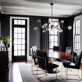Imagen de comedor tradicional renovado, cerrado, con paredes negras, suelo de madera oscura y suelo marrón