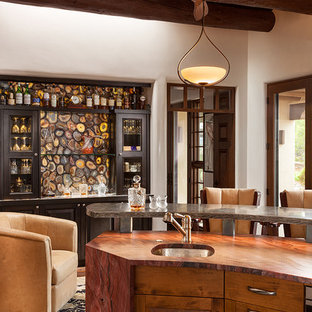 Ejemplo de comedor de cocina de estilo americano, grande, sin chimenea, con paredes blancas y suelo de madera oscura