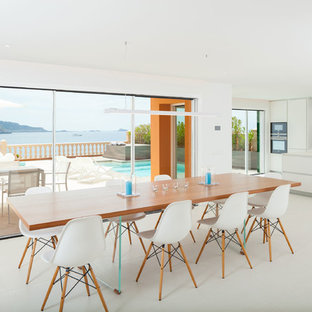 Imagen de comedor contemporáneo, abierto, con paredes blancas y suelo blanco