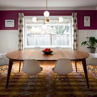 Idéer för en klassisk separat matplats, med rosa väggar, mellanmörkt trägolv och blått golv