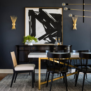 Inspiration för en mellanstor vintage matplats, med svarta väggar, mörkt trägolv och brunt golv