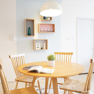 Minimalistisk inredning av ett litet kök med matplats, med blå väggar och klinkergolv i keramik