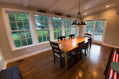 Imagen de comedor de estilo de casa de campo con suelo de madera en tonos medios