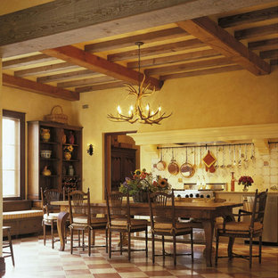 Foto di una sala da pranzo aperta verso la cucina chic