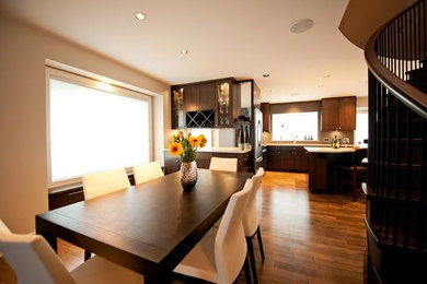 Große Moderne Wohnküche ohne Kamin mit beiger Wandfarbe und hellem Holzboden in Vancouver