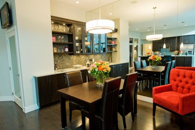 Mittelgroße Moderne Wohnküche ohne Kamin mit weißer Wandfarbe und dunklem Holzboden in Vancouver