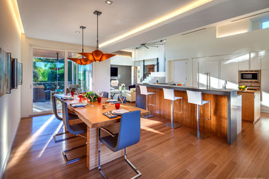 Diseño de comedor de cocina contemporáneo con paredes blancas y suelo de madera en tonos medios