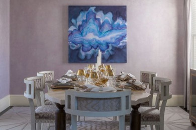 На фото: кухня-столовая среднего размера в стиле неоклассика (современная классика) с фиолетовыми стенами и темным паркетным полом с