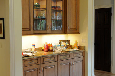 Foto de comedor de cocina clásico de tamaño medio con paredes amarillas y suelo de madera en tonos medios