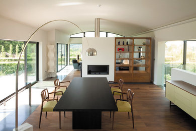 Свежая идея для дизайна: кухня-столовая в морском стиле - отличное фото интерьера
