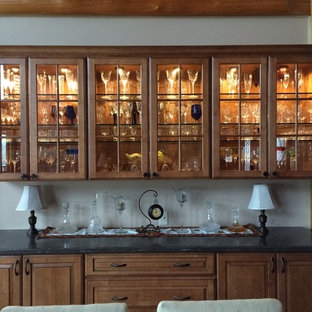 Inspiration pour une salle à manger craftsman fermée et de taille moyenne avec un mur blanc et aucune cheminée.