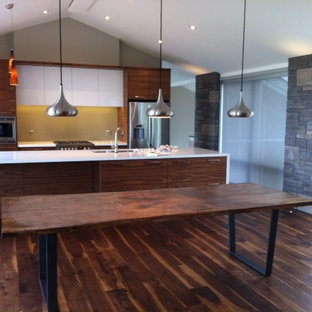 Modelo de comedor de cocina de estilo americano, grande, con suelo de madera oscura y suelo marrón