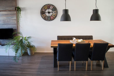 Diseño de comedor contemporáneo de tamaño medio abierto con paredes grises, suelo de madera en tonos medios y suelo gris