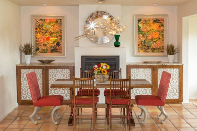 Стильный дизайн: гостиная-столовая среднего размера в стиле неоклассика (современная классика) с серыми стенами, полом из терракотовой плитки, стандартным камином и фасадом камина из металла - последний тренд