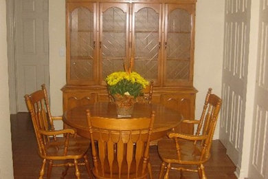 Imagen de comedor abierto sin chimenea con paredes beige y suelo de madera en tonos medios