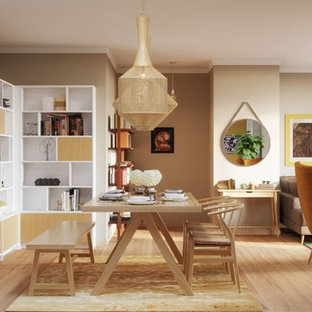 Réalisation d'une salle à manger bohème fermée et de taille moyenne avec un mur beige, un sol en bois peint, cheminée suspendue, un manteau de cheminée en métal et un sol beige.