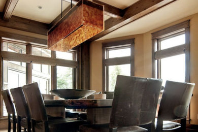 Diseño de comedor de estilo americano grande abierto sin chimenea con paredes beige y suelo de madera en tonos medios