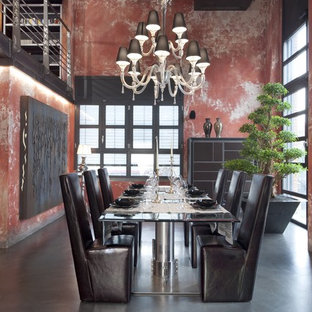 Esempio di una grande sala da pranzo industriale con pavimento in cemento e pareti rosse