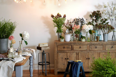 Imagen de comedor romántico con paredes blancas y suelo de madera en tonos medios