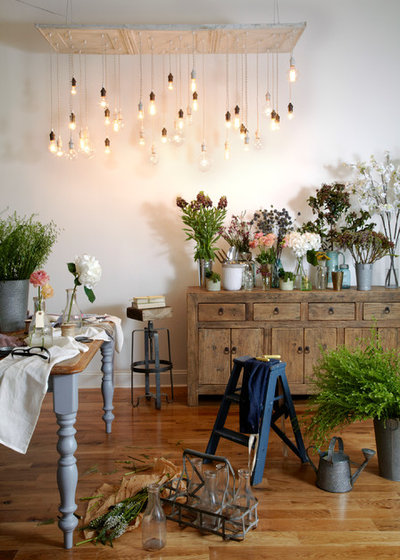 Shabby-Chic Style Dining Room by Urban Chandy