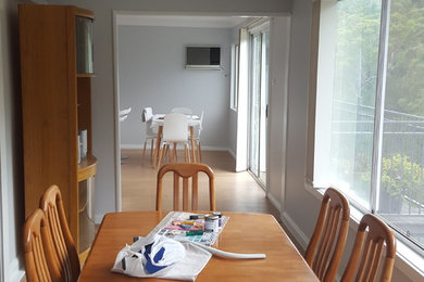 Cette photo montre une petite salle à manger tendance fermée avec un mur gris et moquette.