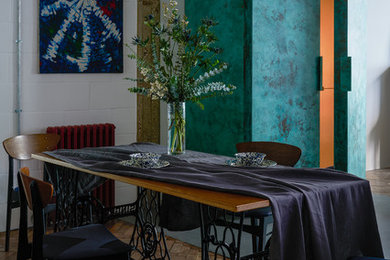Immagine di una sala da pranzo eclettica con pareti bianche e pavimento marrone