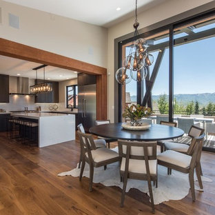 Idee per una sala da pranzo aperta verso la cucina rustica con pareti beige, pavimento in legno massello medio e nessun camino