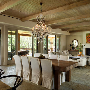 Réalisation d'une salle à manger champêtre de taille moyenne avec un mur beige, un sol en calcaire, un sol beige, un plafond en bois et un plafond en poutres apparentes.