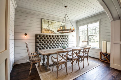 Diseño de comedor de estilo de casa de campo sin chimenea con paredes blancas y suelo de madera oscura